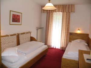 Кровать или кровати в номере Hotel Reichegger