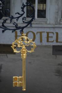 Una llave de oro en un poste frente a un edificio en River Residence en Baden