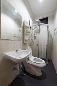 een badkamer met een toilet, een wastafel en een douche bij Mein Haus @Bangpo in Bangkok