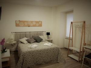 una camera da letto con un letto e due asciugamani di B&B Casa Lilli a Foligno