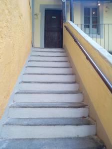 una rampa di scale in un edificio con porta di La Ca' Vegia a Stresa