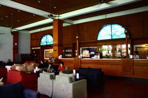 Een restaurant of ander eetgelegenheid bij Prime Plaza Hotel Sanur – Bali