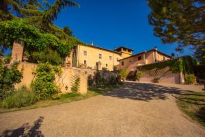 dom z drogą przed nim w obiekcie Torraccia di Chiusi Agriturismo Relais w mieście San Gimignano