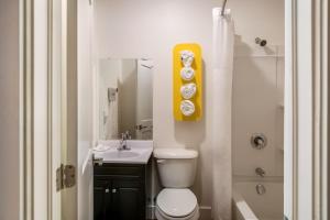 Koupelna v ubytování Motel 6-Moncton, NB + 37 fotografií