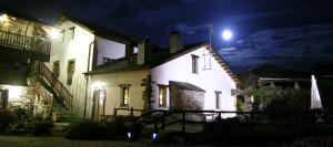 Una casa blanca con luna llena detrás. en Casa La Fonte en Barcia