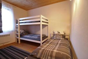 a bedroom with two bunk beds in a room at GRIASS EICH Ski-to-door Apartment by Isa Badkleinkirchheim in Bad Kleinkirchheim