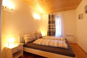 A bed or beds in a room at GRIASS EICH Ski-to-door Apartment by Isa Badkleinkirchheim