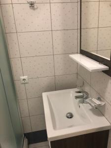 Motel tesisinde bir banyo