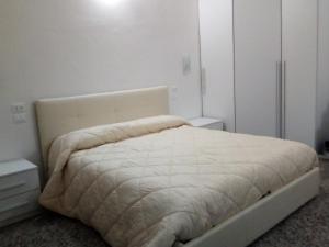 - une chambre avec un lit et un miroir dans l'établissement Officina Urban Sleep, à San Benedetto del Tronto
