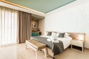 A bed or beds in a room at Modica Beach Resort