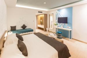 A television and/or entertainment centre at Modica Beach Resort
