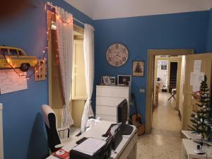 um quarto com uma secretária e um computador em Sunshine Hostel Palermo em Palermo