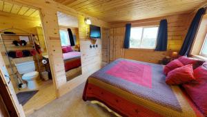 Postel nebo postele na pokoji v ubytování White Pine Cabin by Canyonlands Lodging