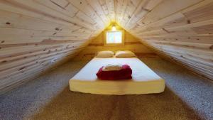 Postel nebo postele na pokoji v ubytování White Pine Cabin by Canyonlands Lodging