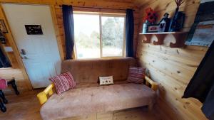 Posezení v ubytování White Pine Cabin by Canyonlands Lodging