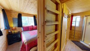 Postel nebo postele na pokoji v ubytování White Pine Cabin by Canyonlands Lodging