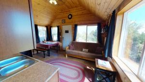 White Pine Cabin by Canyonlands Lodging في مونتيسلو: غرفة معيشة مع أريكة وطاولة