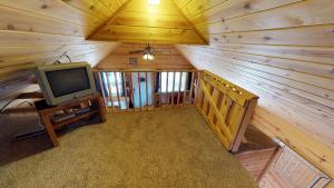 TV a/nebo společenská místnost v ubytování White Pine Cabin by Canyonlands Lodging