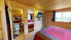 Postel nebo postele na pokoji v ubytování White Pine Cabin by Canyonlands Lodging