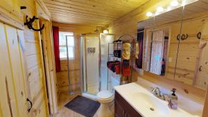Koupelna v ubytování White Pine Cabin by Canyonlands Lodging + 19 fotografií