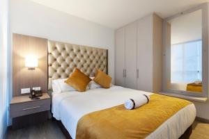 una camera d'albergo con un grande letto e una finestra di Hotel Max a Pasto
