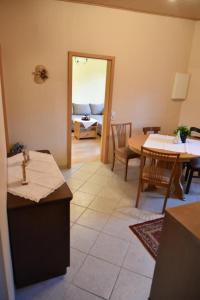 un soggiorno con un tavolo e una sala da pranzo di Ferienwohnung an der alten Schunter a Süpplingenburg