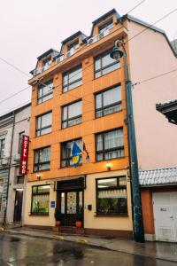 un edificio naranja en la esquina de una calle en Hotel Mod, en Sarajevo