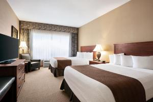 斯特拉斯莫爾的住宿－斯特拉斯莫爾戴斯套房酒店，酒店客房设有两张床和一台平面电视。