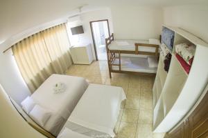mały pokój z łóżkiem i stołem w obiekcie Pousada Sol de Maria w mieście Penha