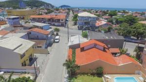 een luchtzicht op een stad met huizen bij Pousada Sol de Maria in Penha