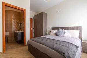A bed or beds in a room at Napoli d'Amare B&B
