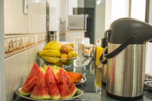 una mesa con una bandeja de sandías y fruta en Pousada Sol de Maria, en Penha