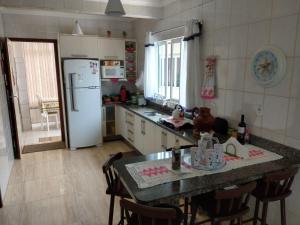 Una cocina o zona de cocina en Casa Beira Mar Mariscal Terreo