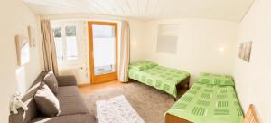 Ένα ή περισσότερα κρεβάτια σε δωμάτιο στο Chalet Heimetli