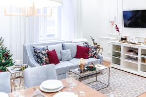 salon z niebieską kanapą i czerwonymi poduszkami w obiekcie Apartament Golden Place w Krakowie
