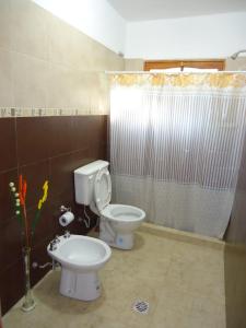 CABAÑAS "LAS RUEDAS" tesisinde bir banyo