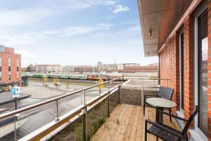 uma varanda com uma mesa e um banco num edifício em Hotel Citi Inn em Tampere