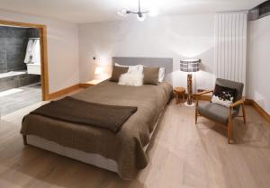 ムジェーヴにあるSplendid 2 bedroom apartment - AW 002のベッドルーム(大型ベッド1台、椅子付)