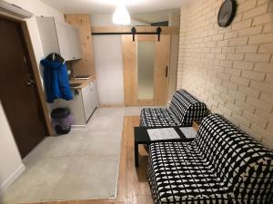 - un salon avec deux canapés et une table dans l'établissement Apartament Centrum, à Olsztyn