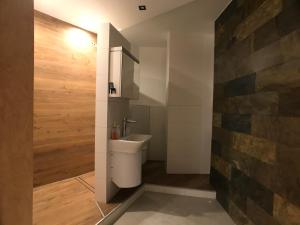 La salle de bains est pourvue de toilettes blanches et d'un lavabo. dans l'établissement Apartament Centrum, à Olsztyn