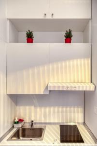 A kitchen or kitchenette at Mythos Holidays