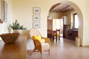 cocina y sala de estar con mesa y sillas en Casa Colonica en Bucine