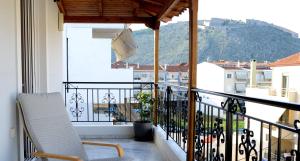 einen Balkon mit einem Stuhl und Stadtblick in der Unterkunft My Place in Nafplio