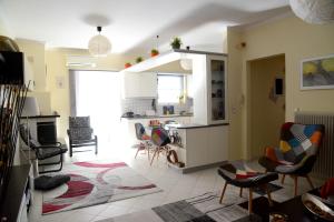 eine Küche und ein Wohnzimmer mit Stühlen und einem Tisch in der Unterkunft My Place in Nafplio