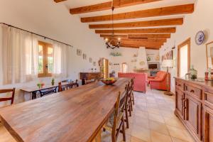 A seating area at Villa Es Coste Rafal By SunVillas Mallorca