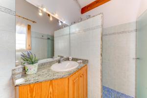 A bathroom at Villa Es Coste Rafal By SunVillas Mallorca
