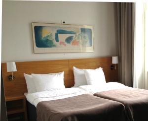 Rúm í herbergi á Grand Hotel Falkenberg