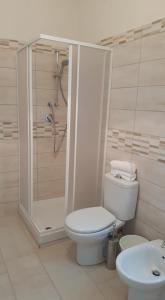 Affittacamere SantaMaria في Scordia: حمام مع مرحاض ودش ومغسلة