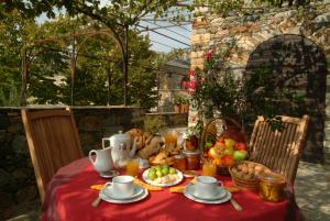帕翠莫尼歐的住宿－Casa-Albina-Corsica，一张桌子,上面有红色的桌布,上面有水果