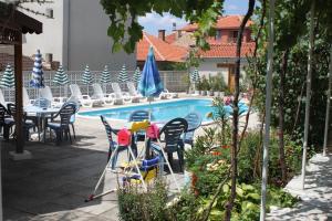 Бассейн в Family Hotel Chris или поблизости